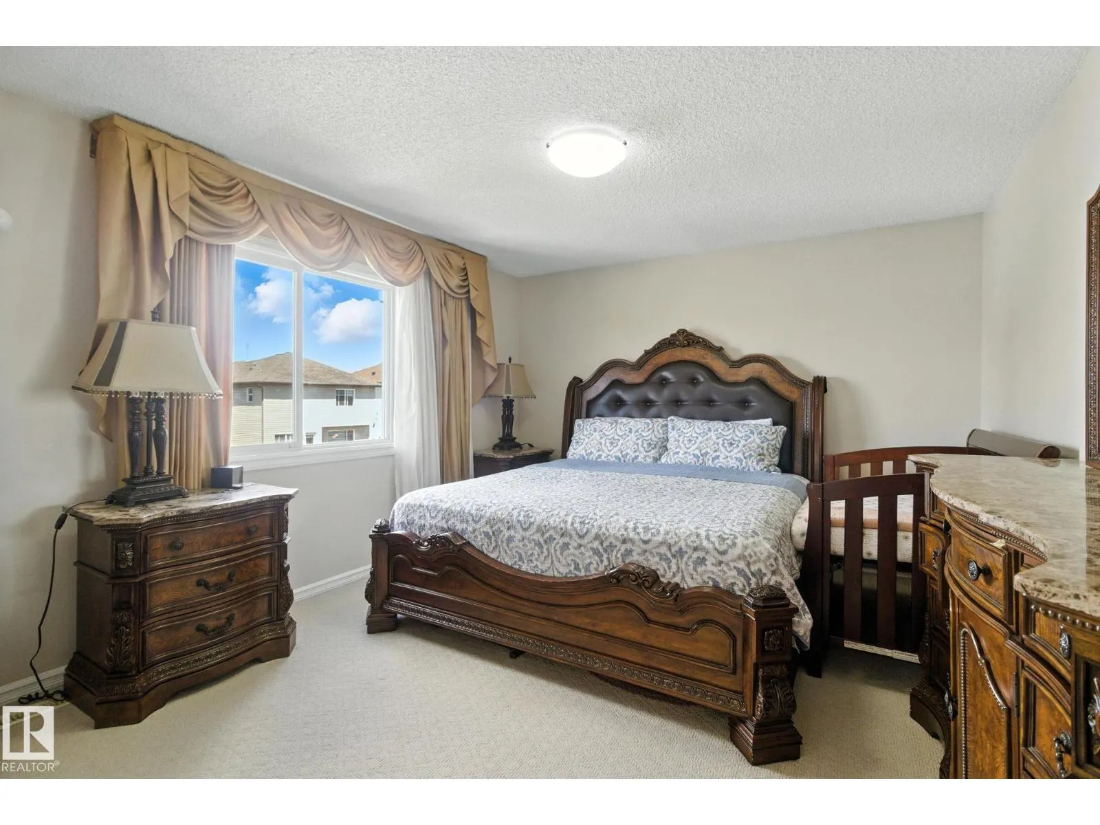 3368 24 AV NW
