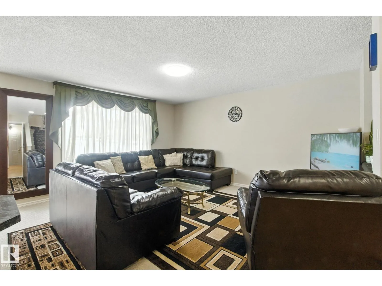 3368 24 AV NW