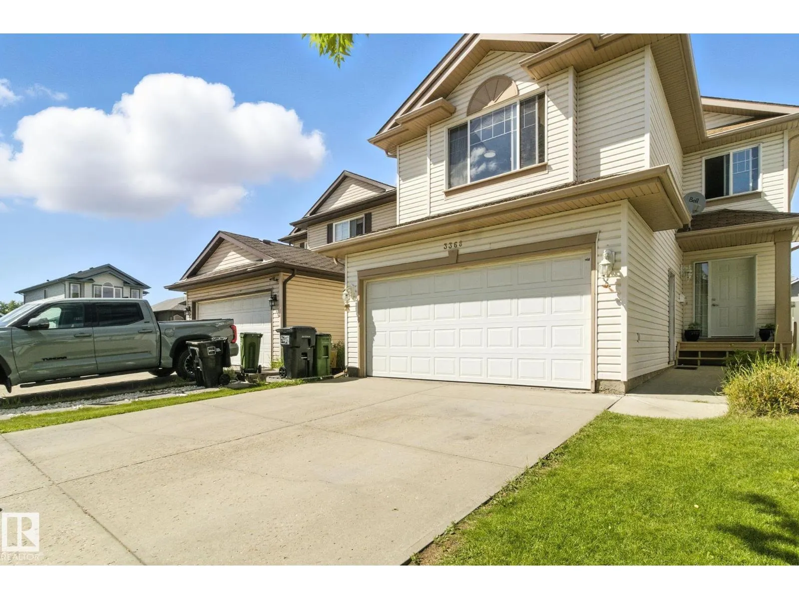 3368 24 AV NW