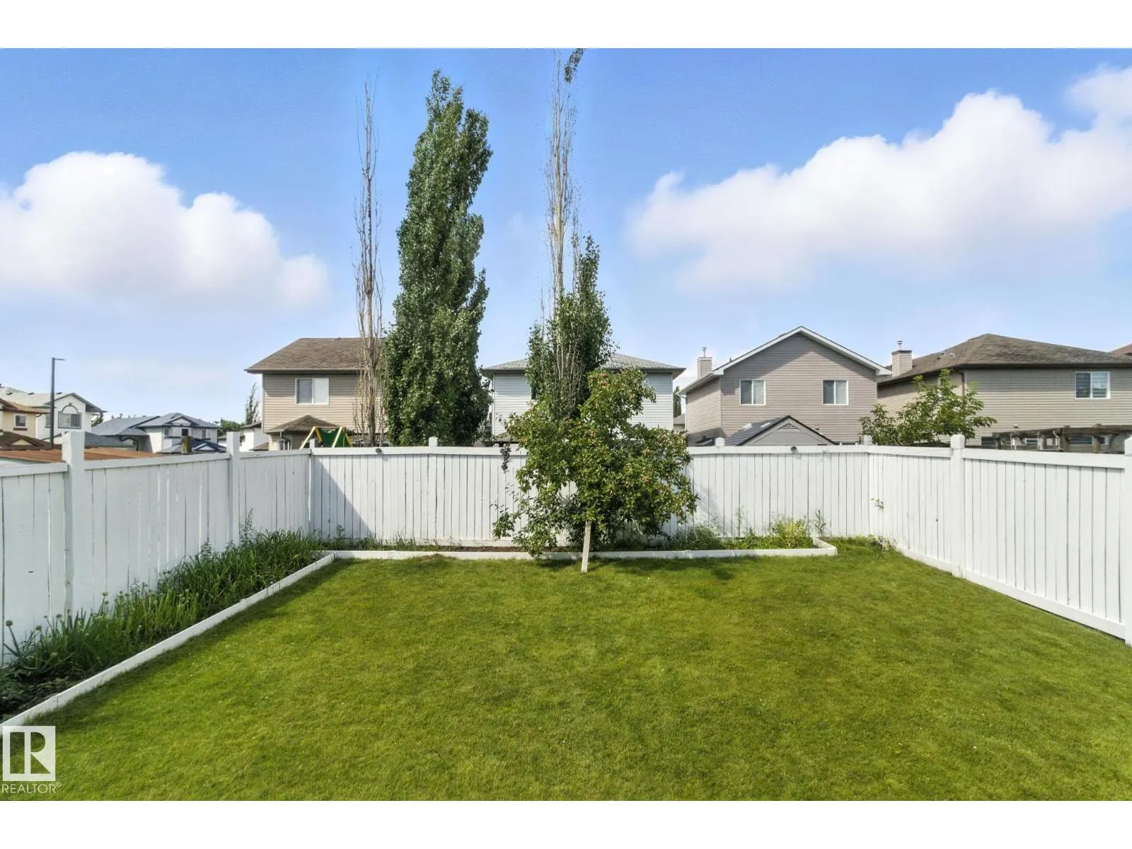 3368 24 AV NW