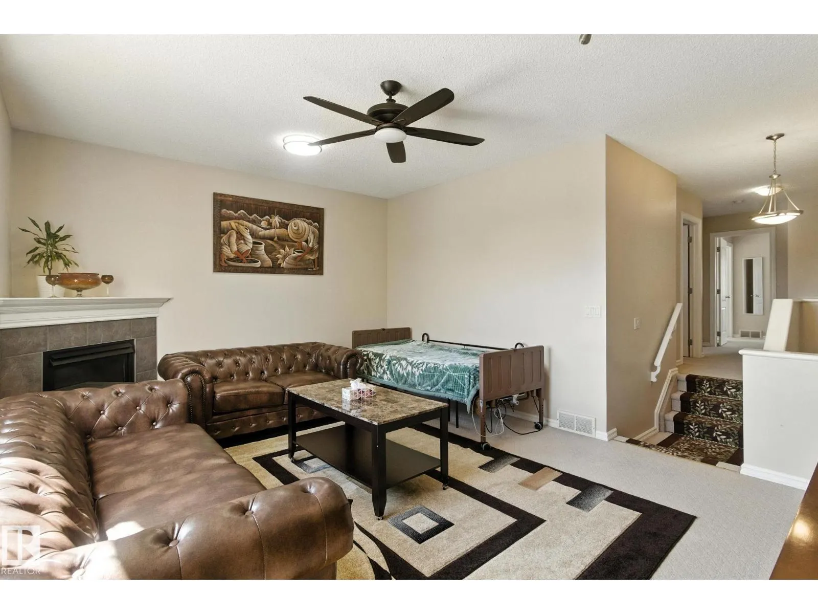 3368 24 AV NW