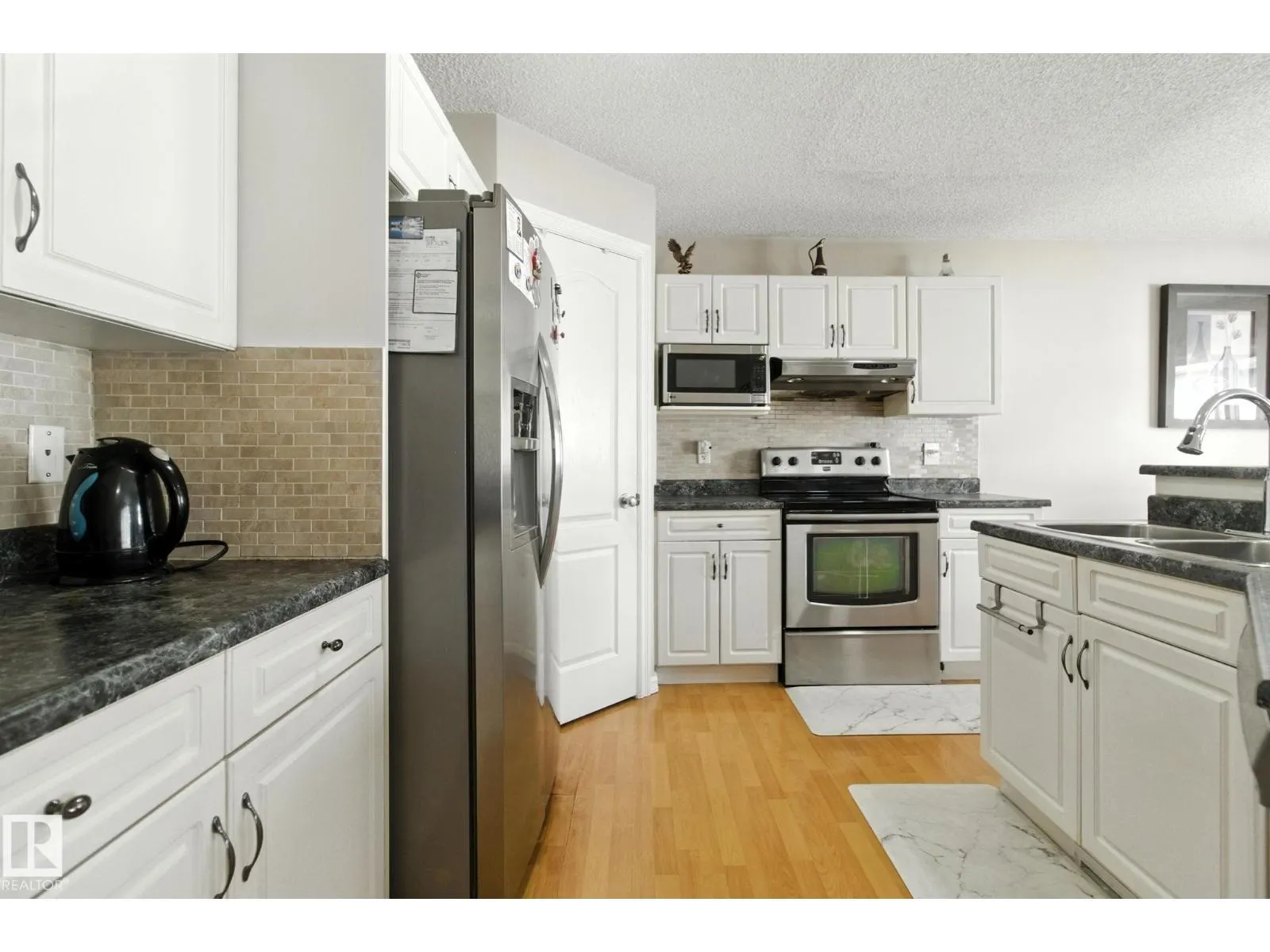 3368 24 AV NW
