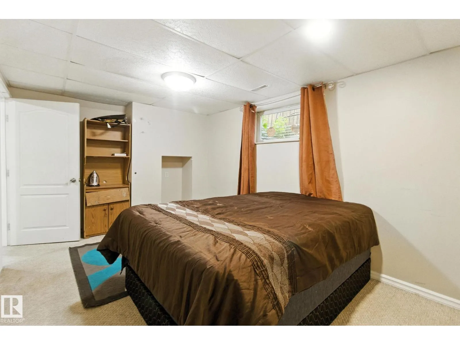 3368 24 AV NW