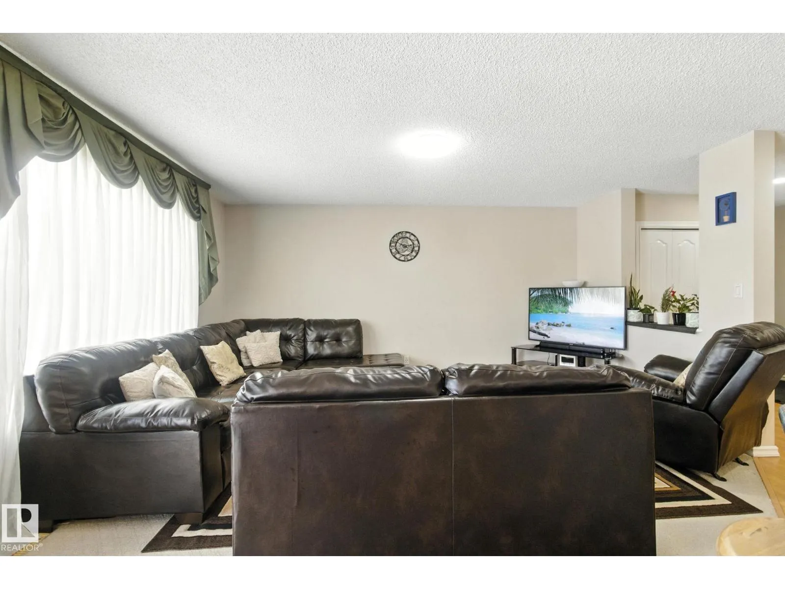 3368 24 AV NW