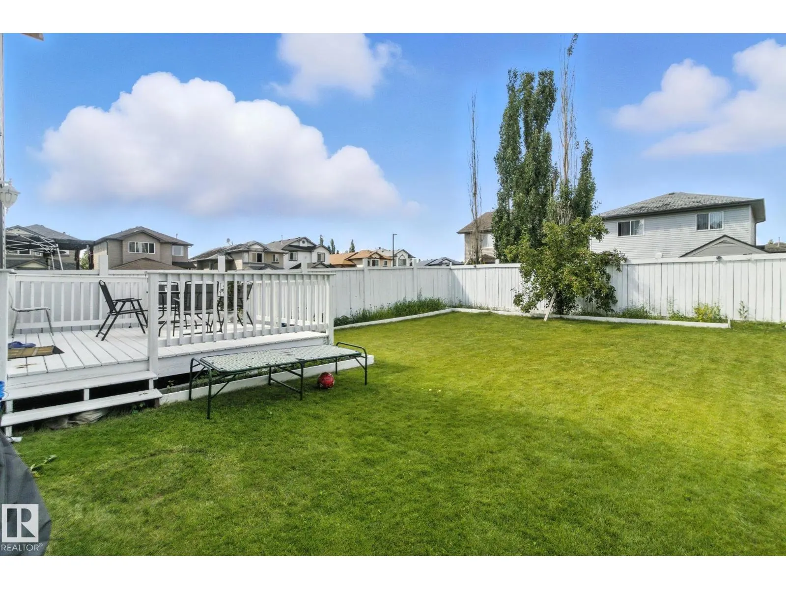 3368 24 AV NW