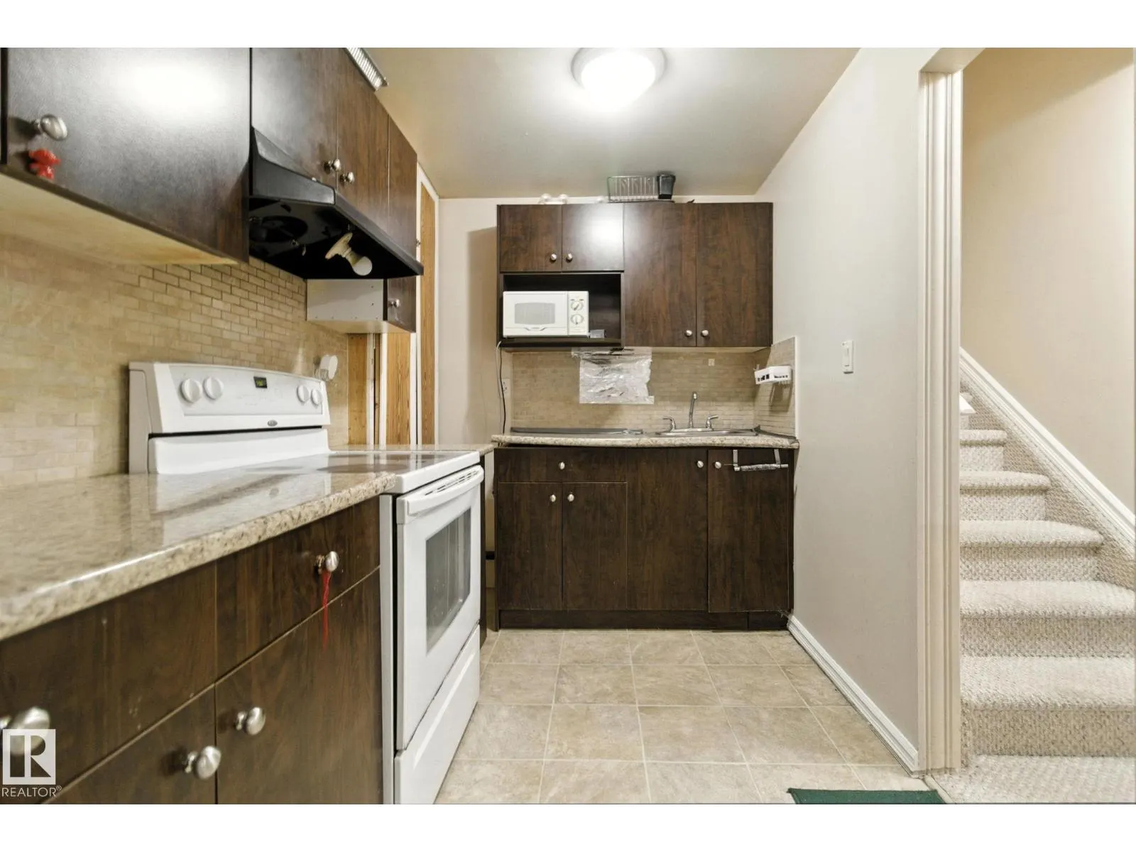 3368 24 AV NW