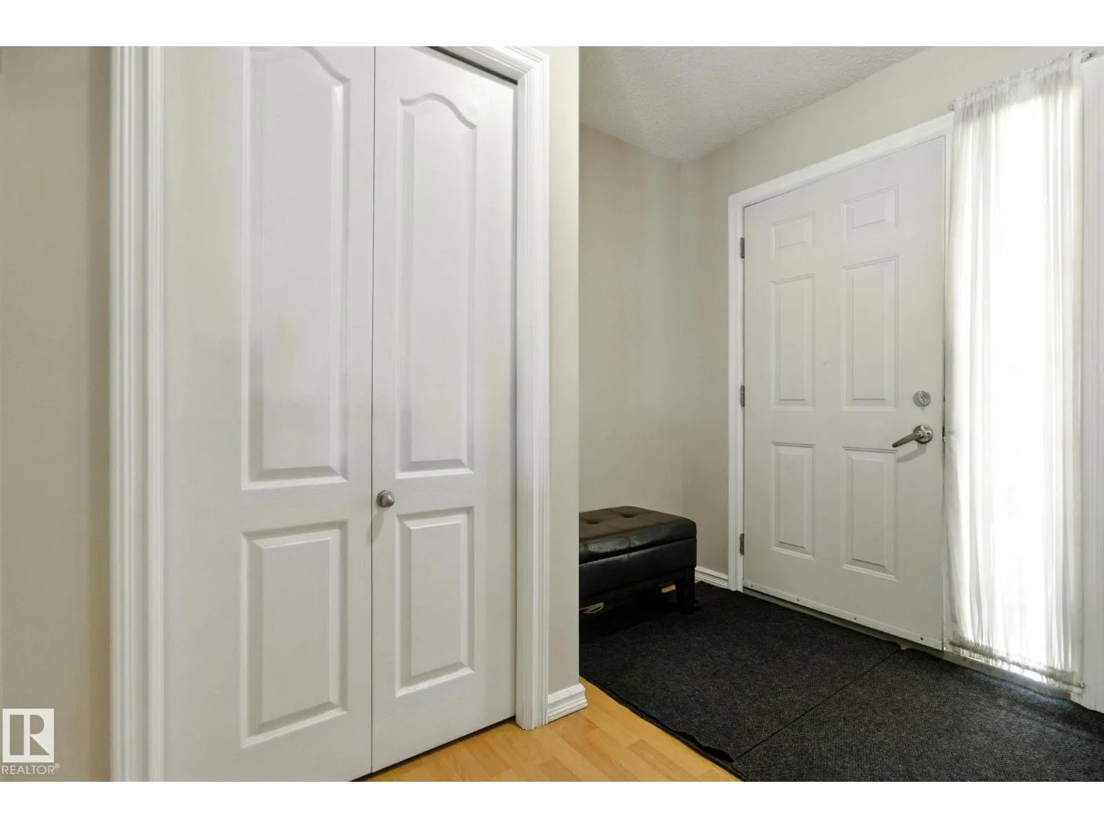 3368 24 AV NW