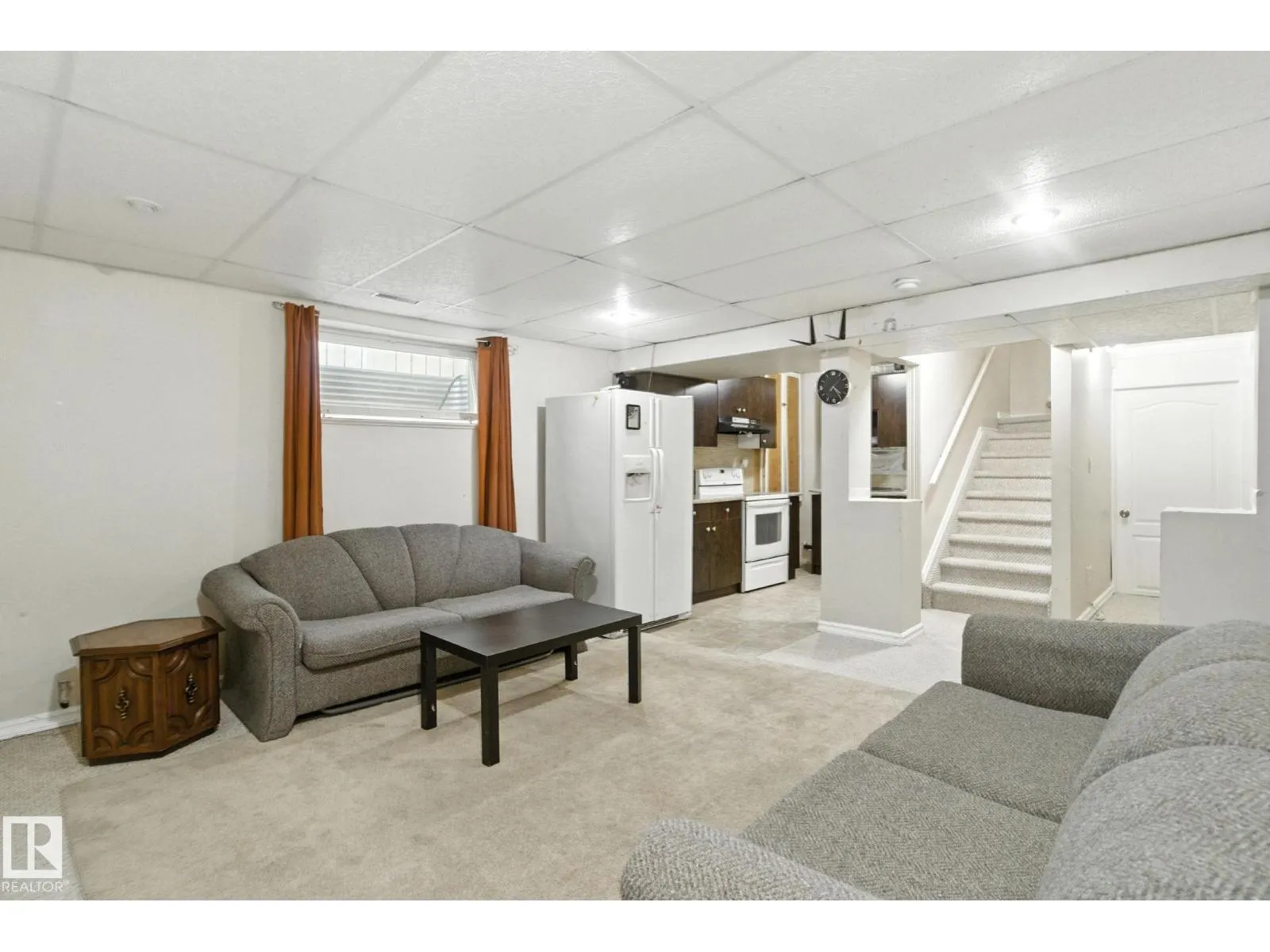 3368 24 AV NW