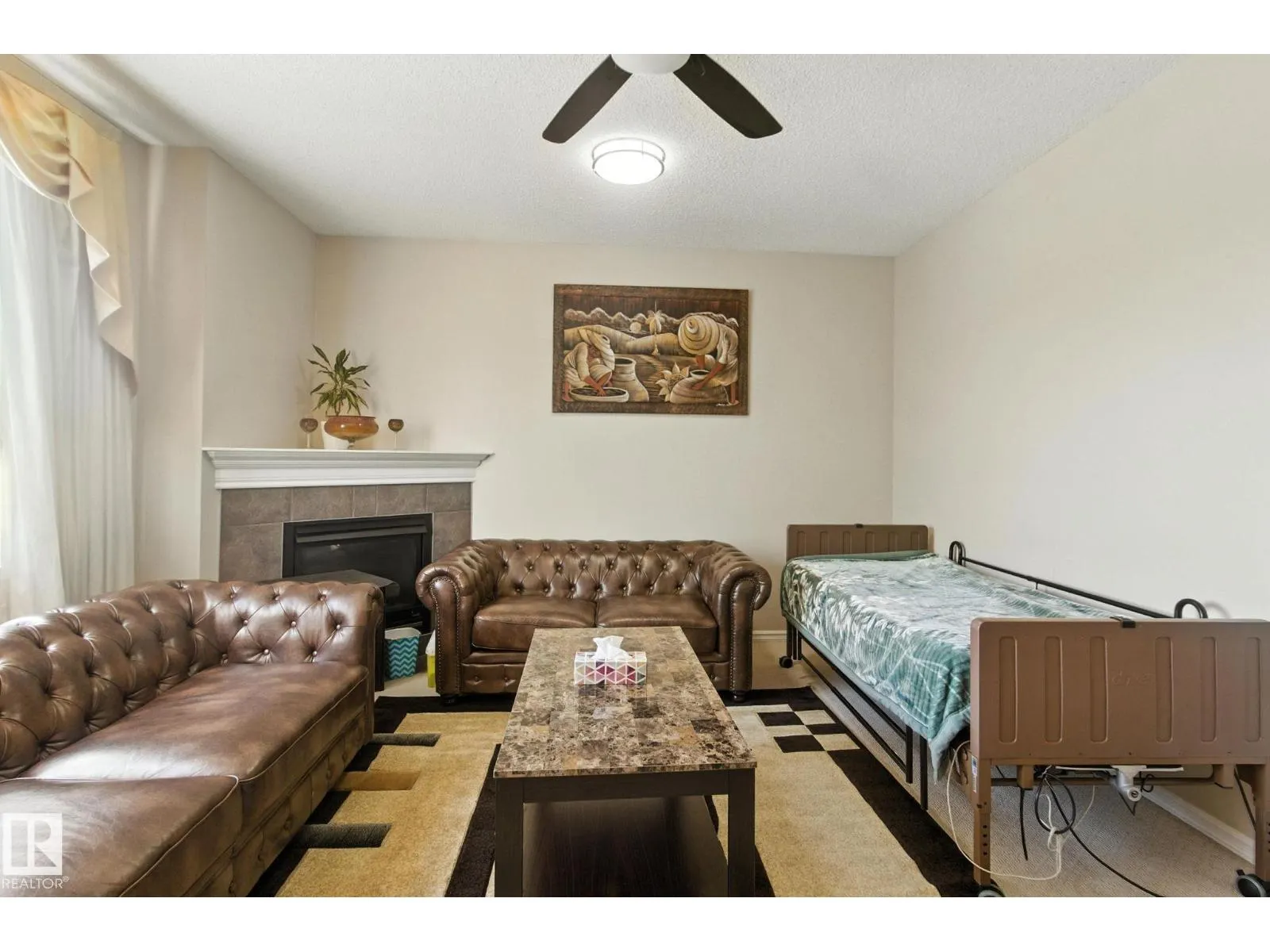 3368 24 AV NW