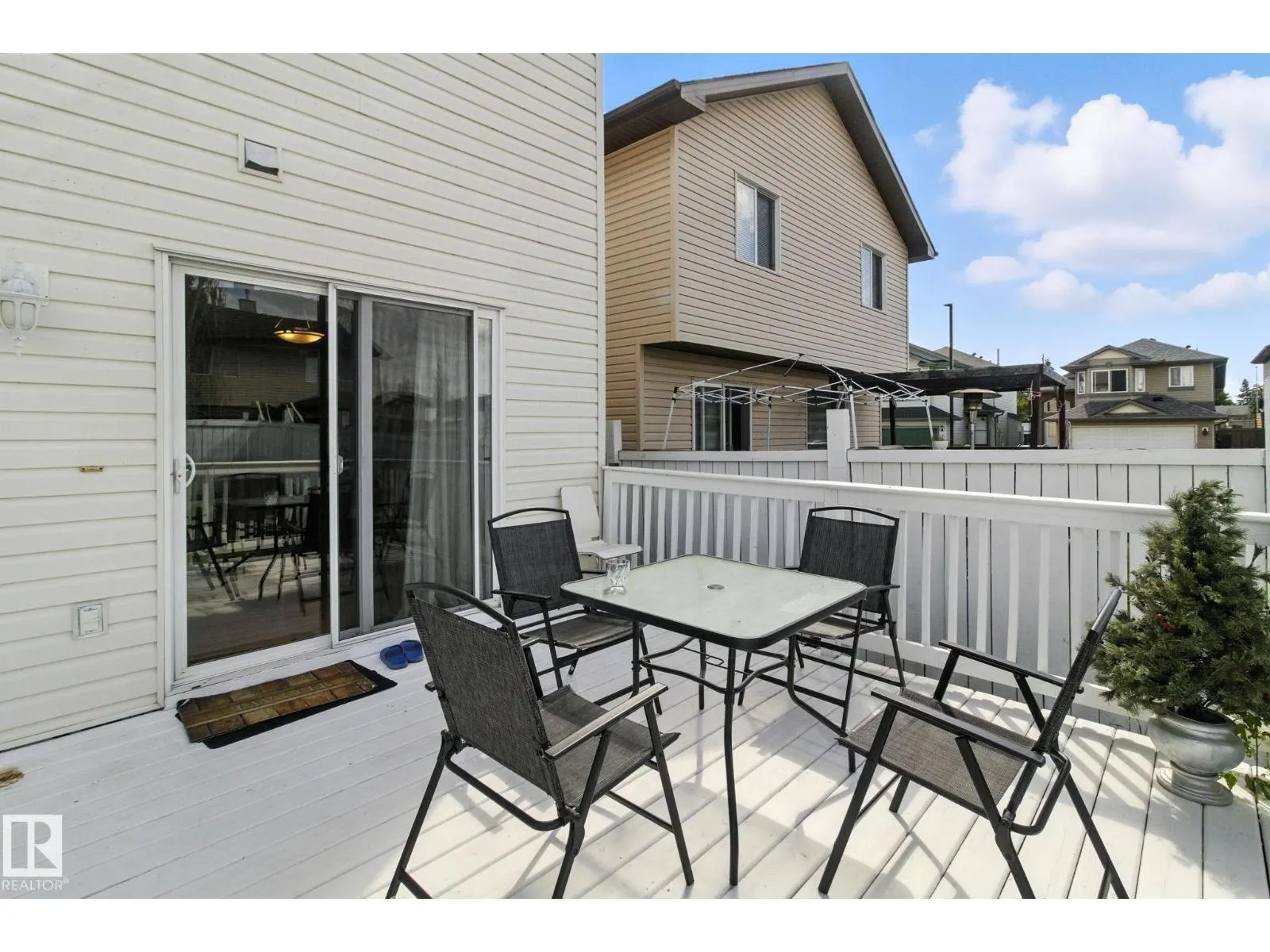 3368 24 AV NW