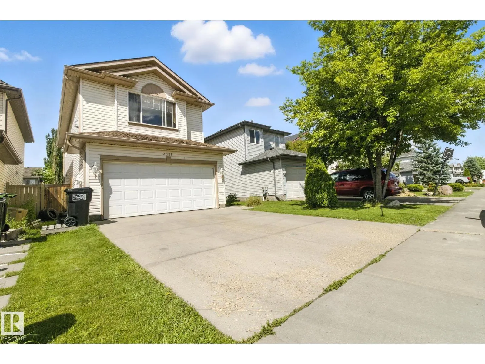 3368 24 AV NW