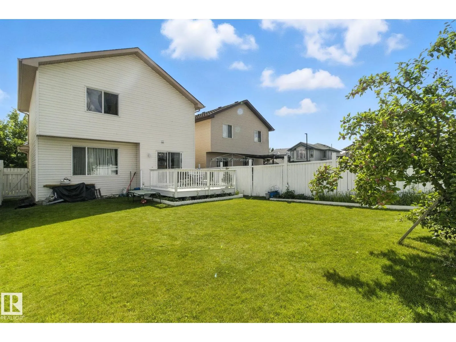 3368 24 AV NW