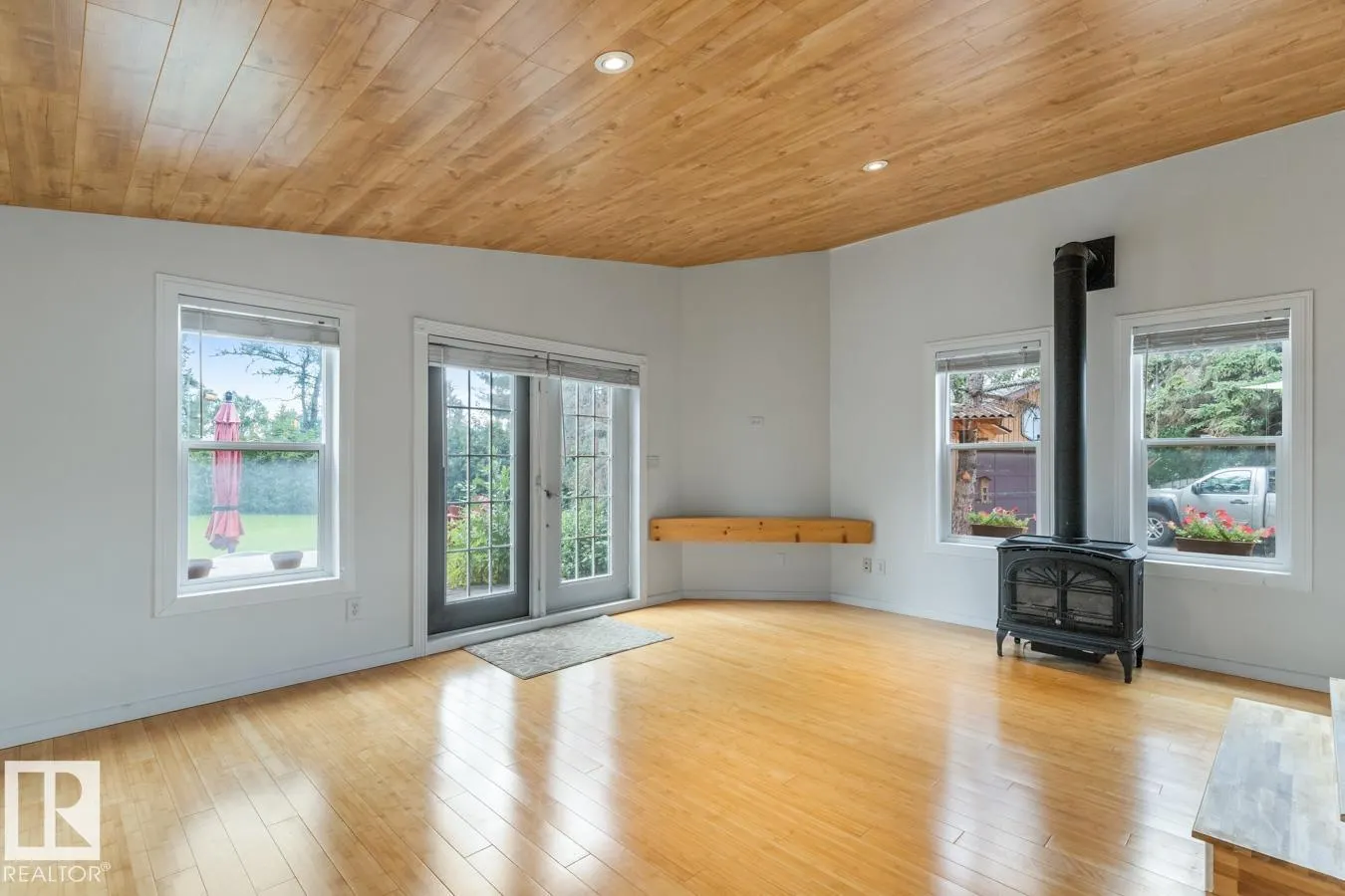 8511 24 AV NW