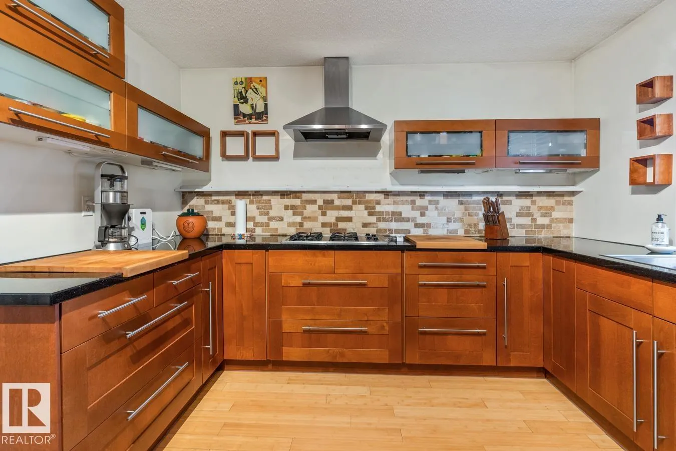 8511 24 AV NW