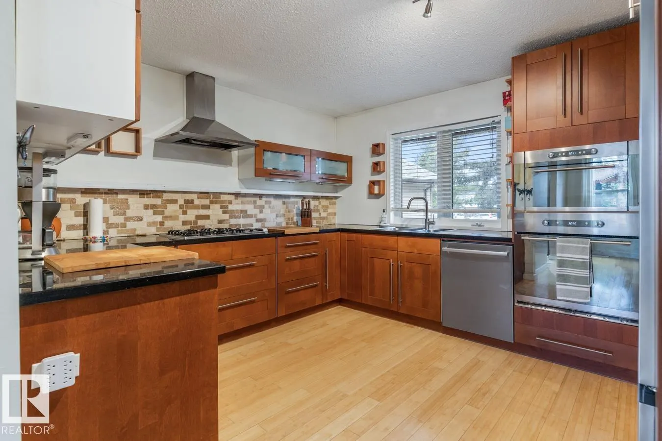 8511 24 AV NW