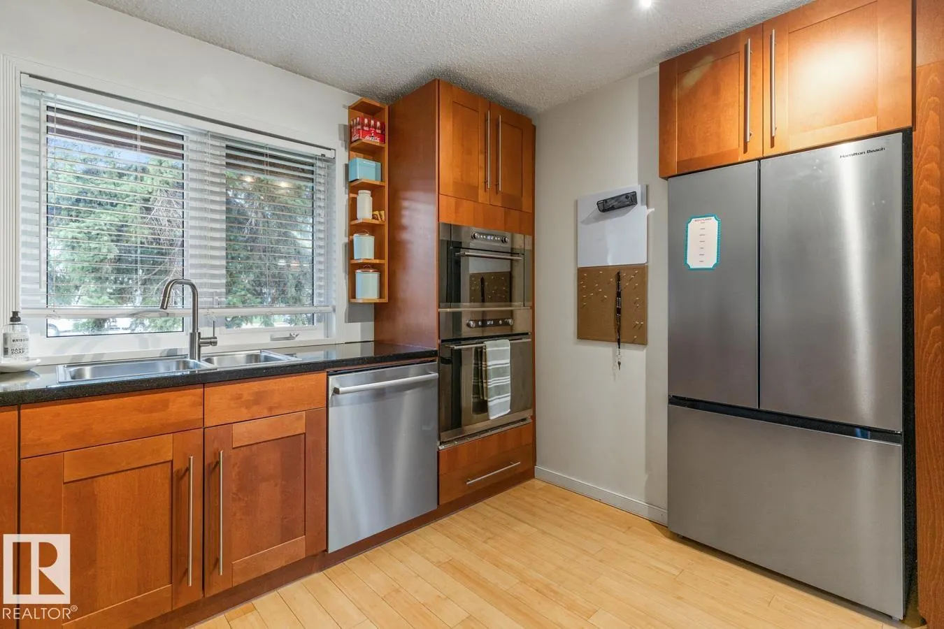8511 24 AV NW