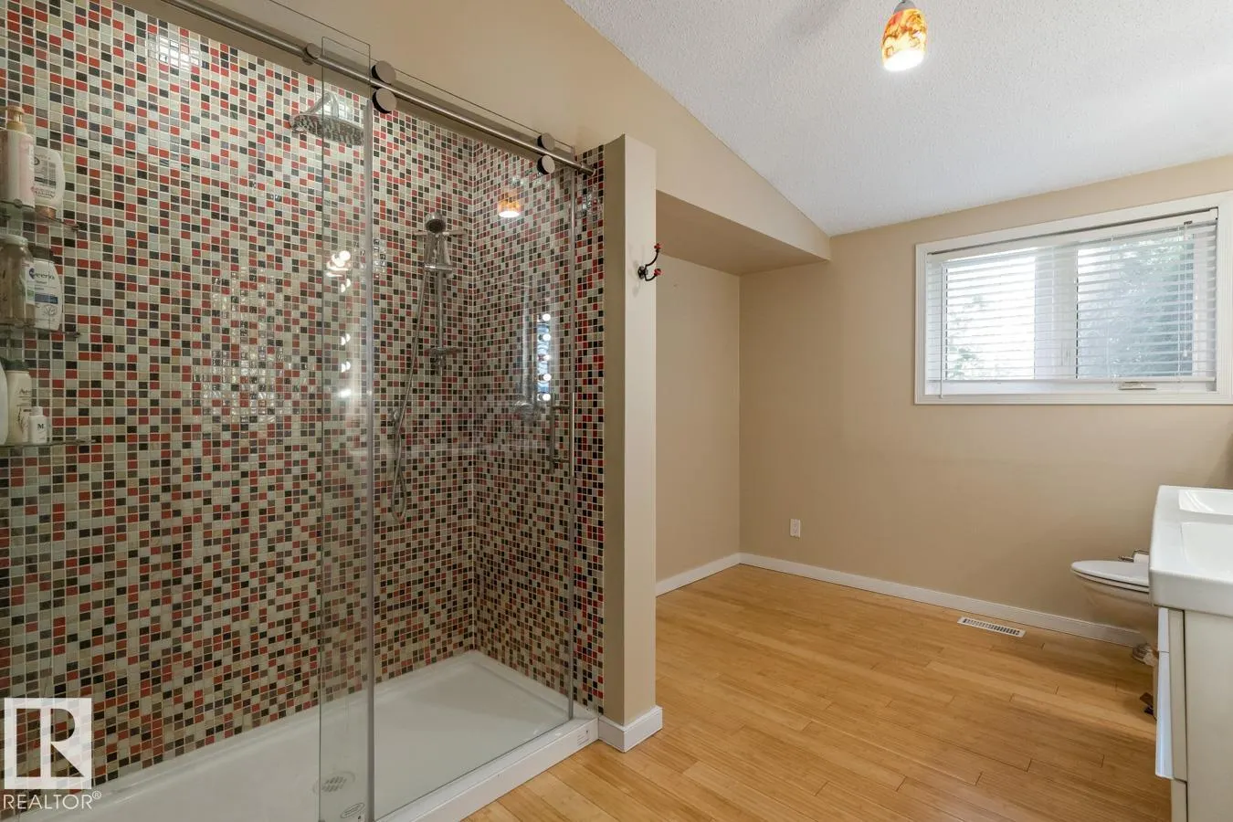 8511 24 AV NW
