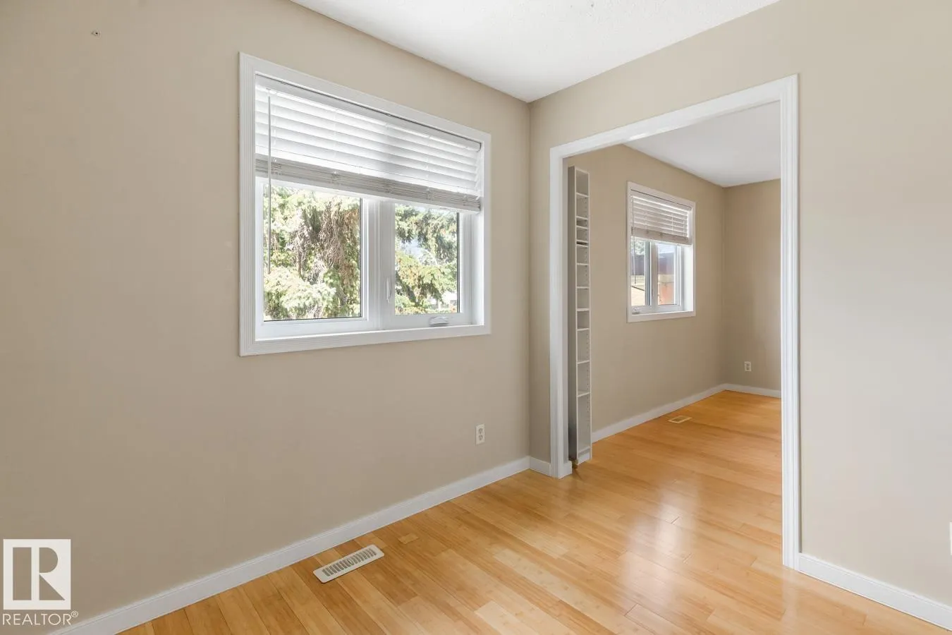 8511 24 AV NW