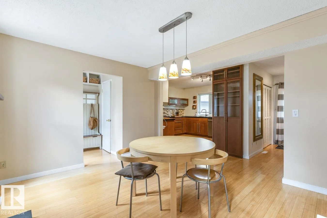 8511 24 AV NW