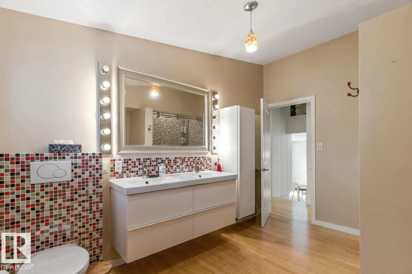 8511 24 AV NW