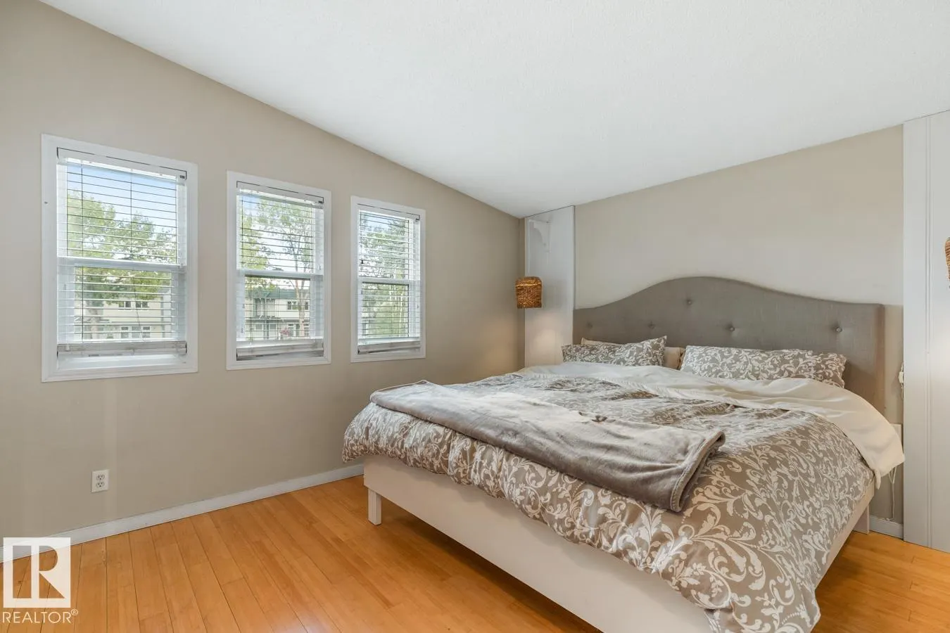 8511 24 AV NW