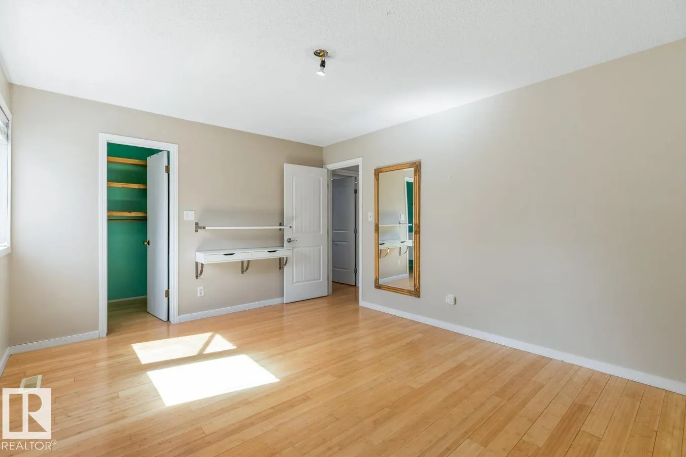 8511 24 AV NW
