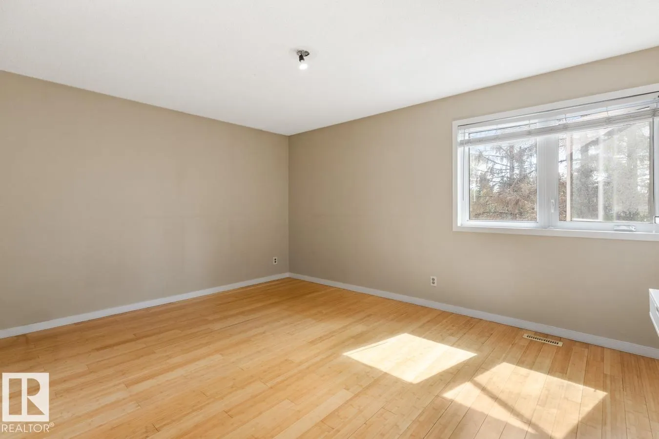 8511 24 AV NW
