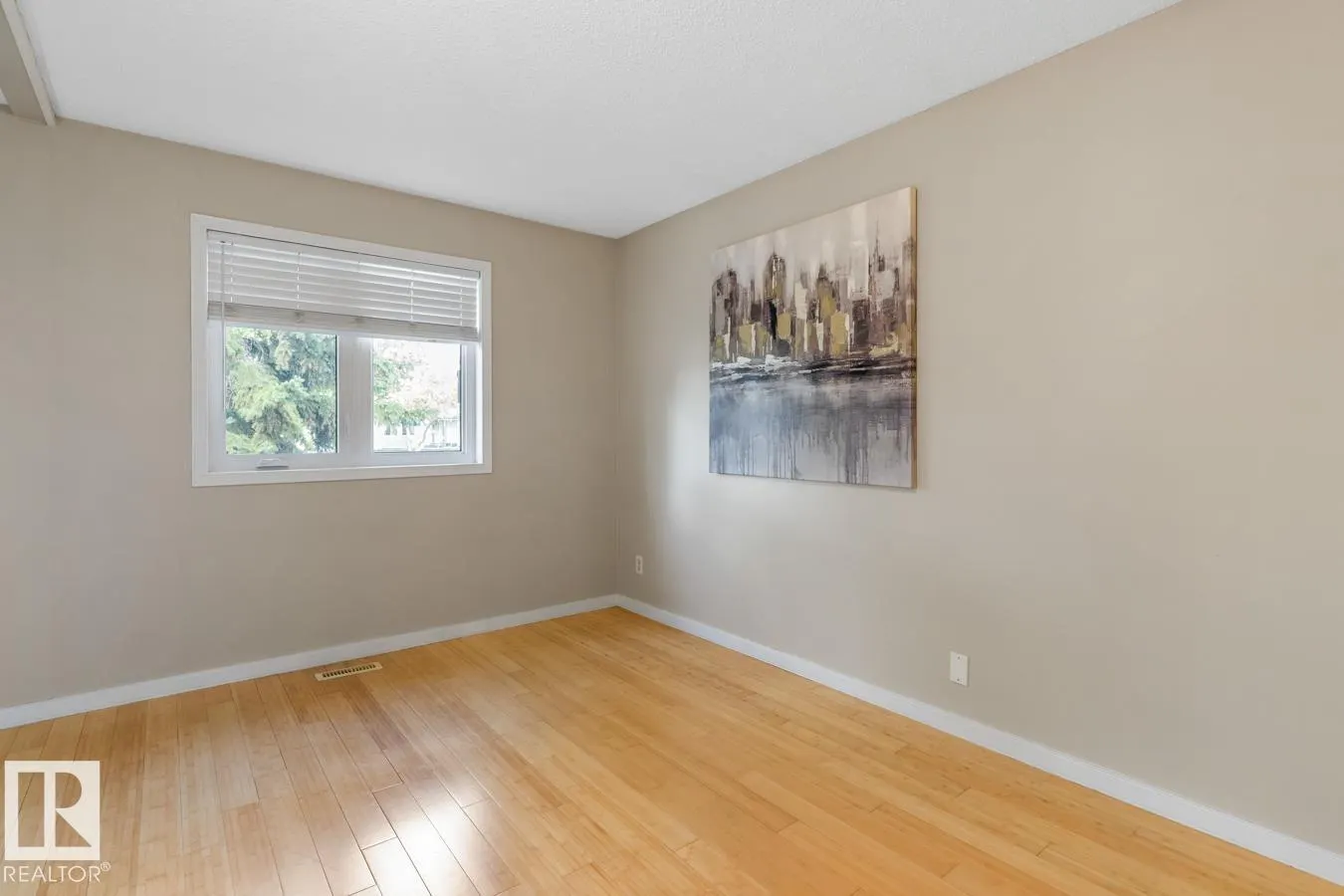 8511 24 AV NW