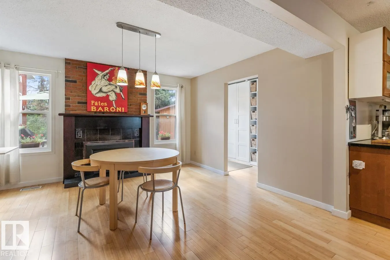 8511 24 AV NW