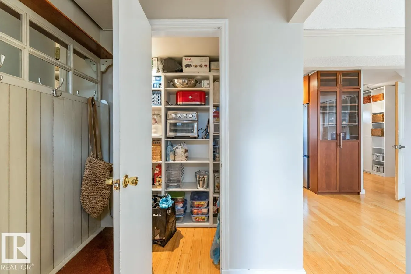 8511 24 AV NW