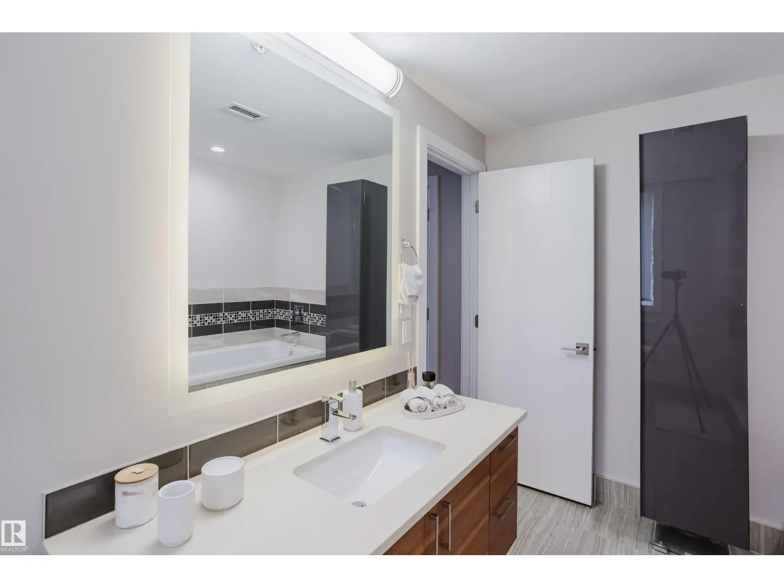 #204 11710 87 AV NW