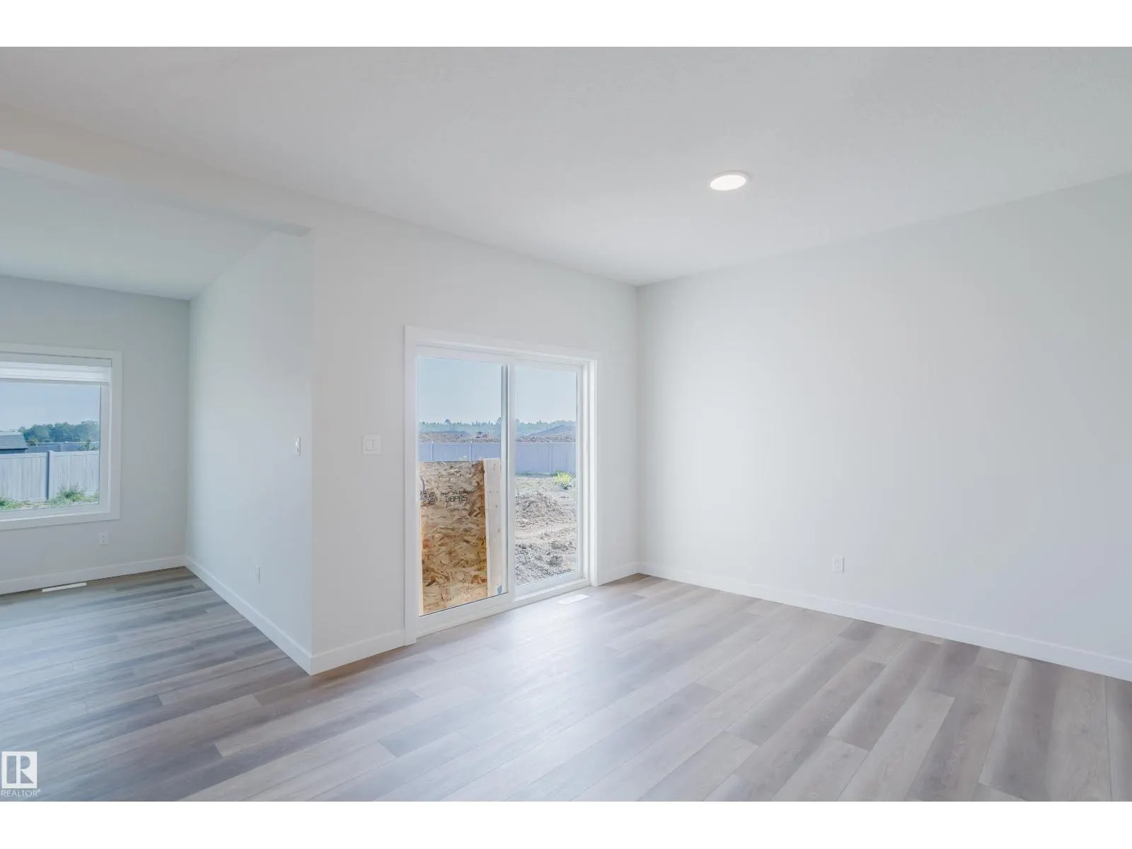 19007 20 AV NW NW