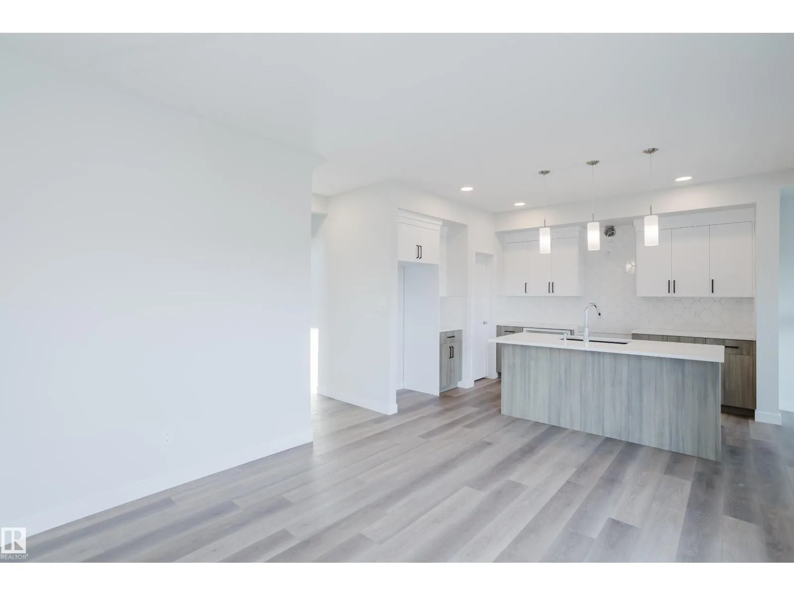 19007 20 AV NW NW