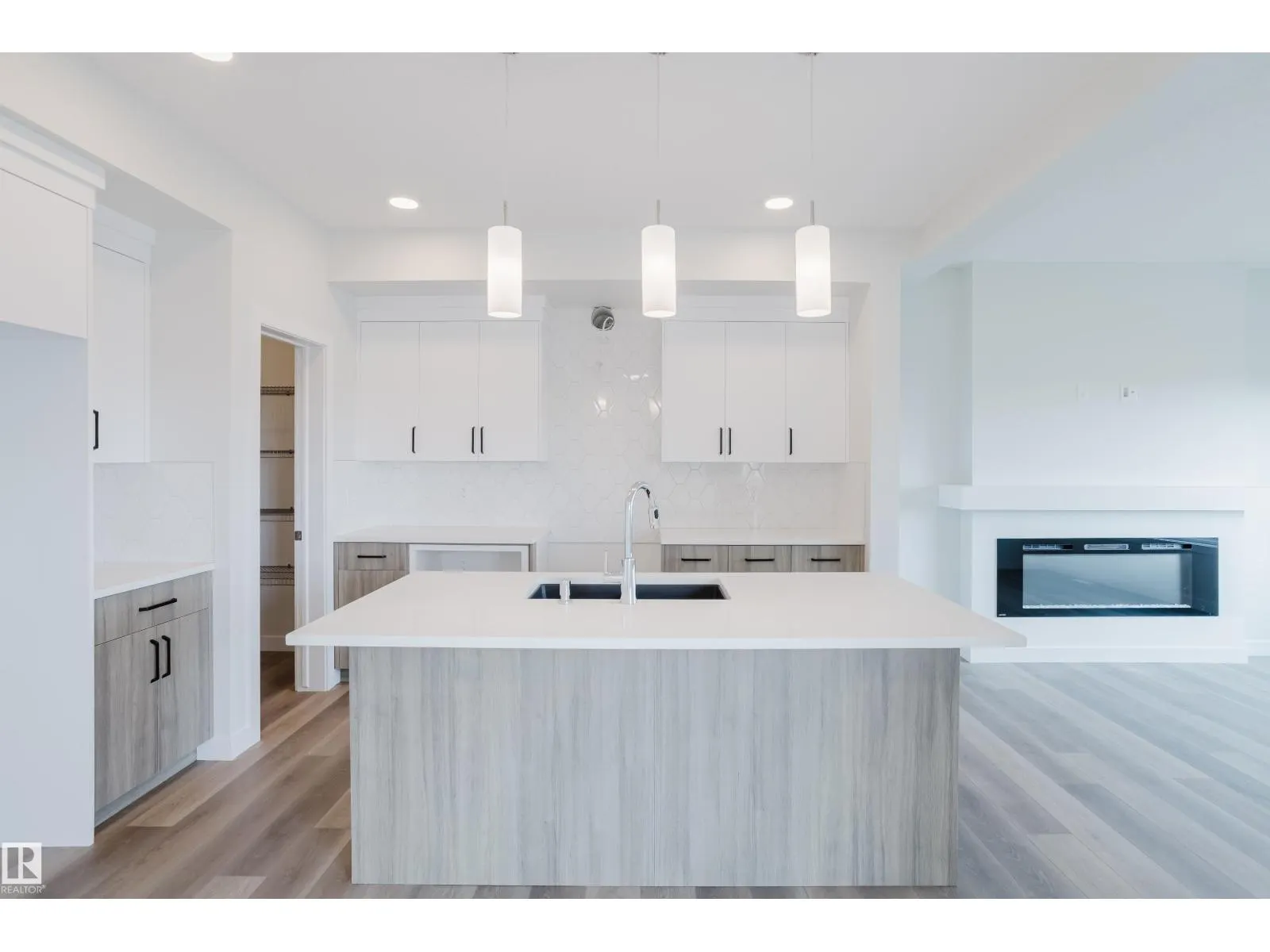 19007 20 AV NW NW