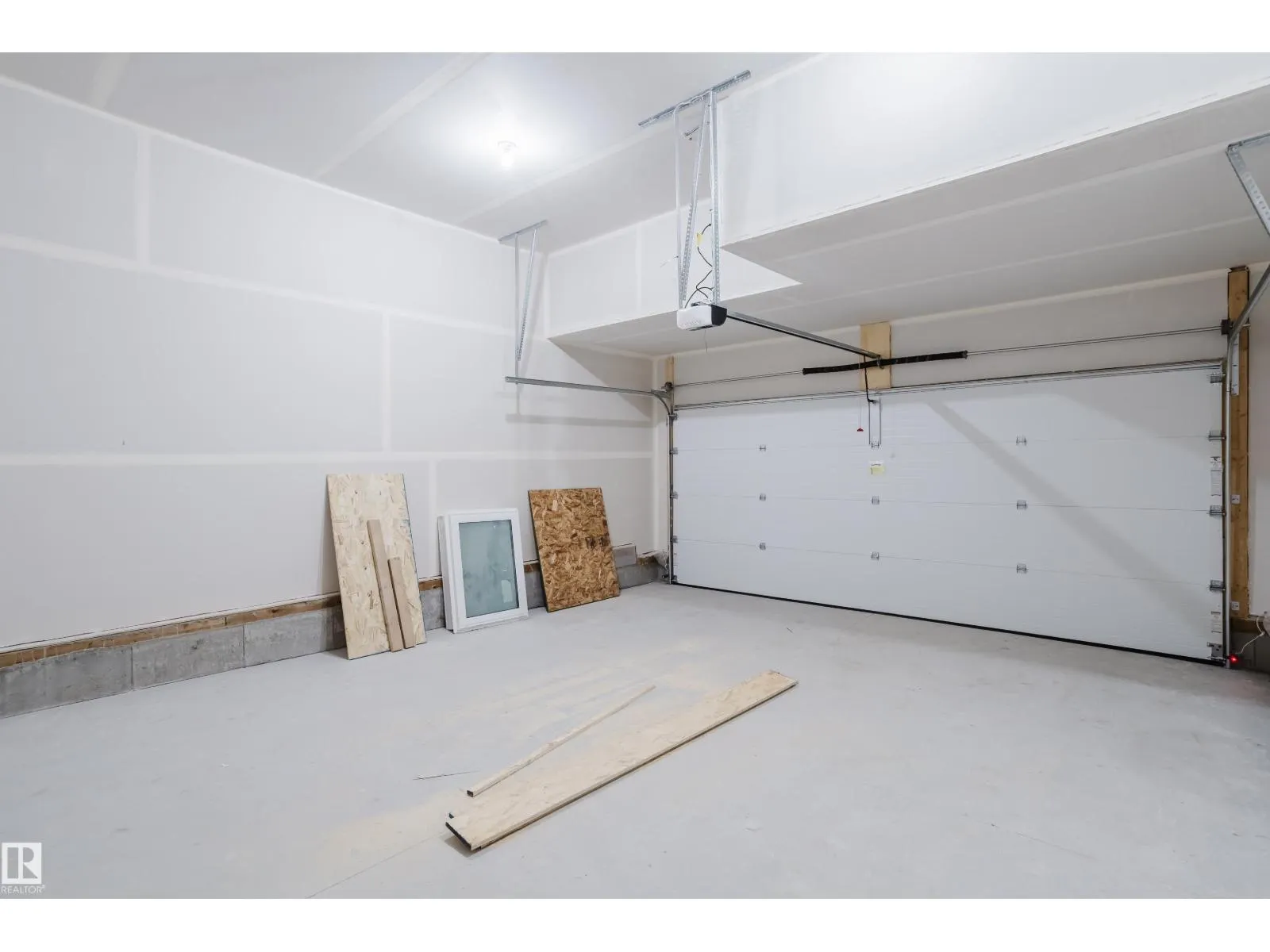 19007 20 AV NW NW