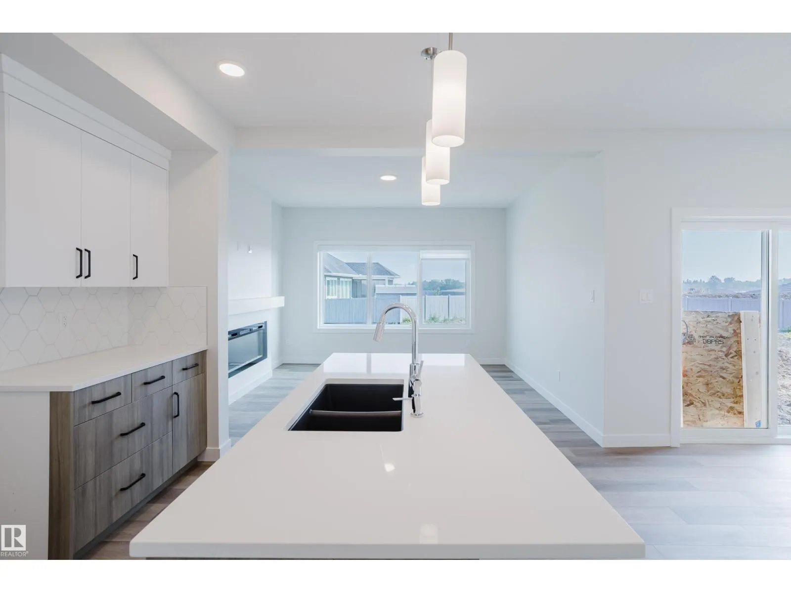 19007 20 AV NW NW