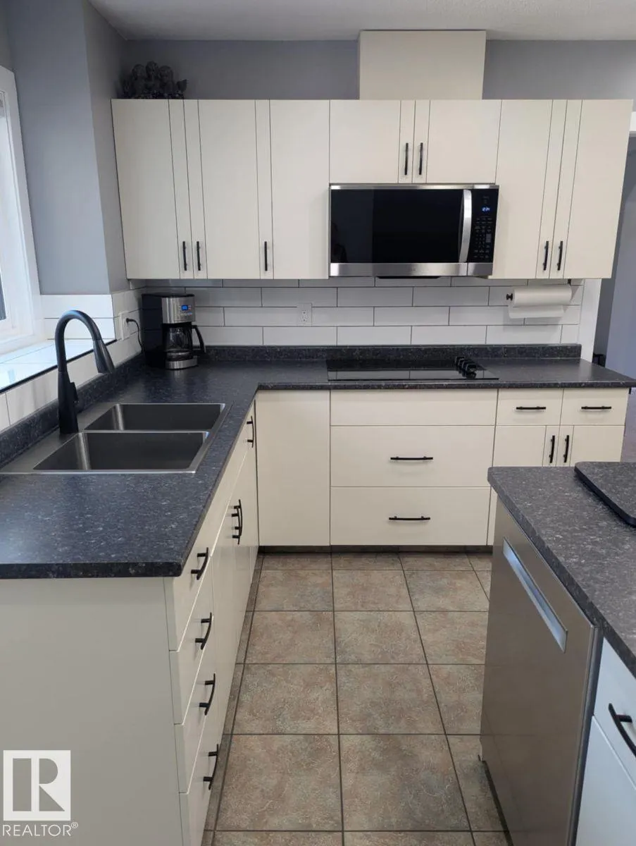 11019 10 AV NW