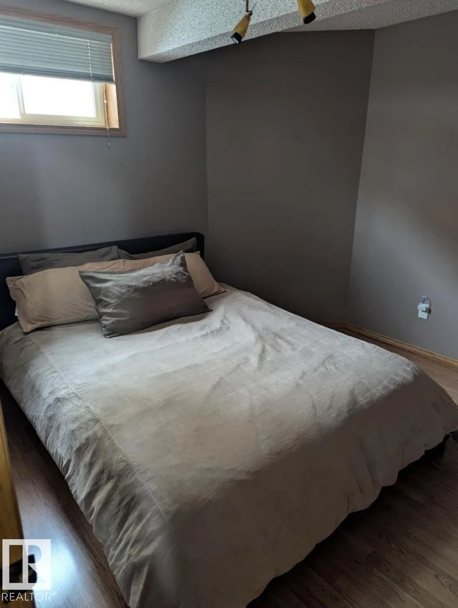 11019 10 AV NW
