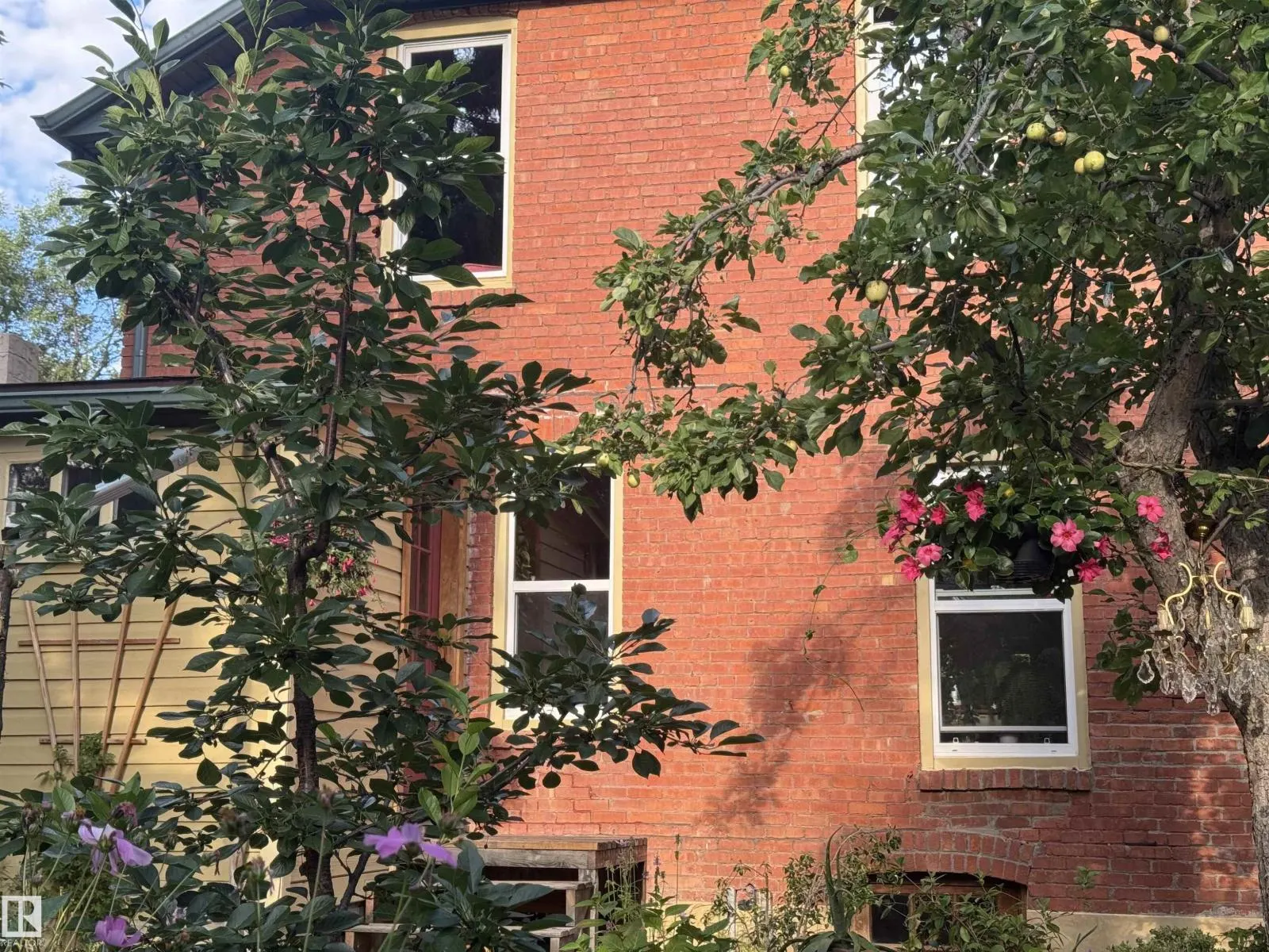 7024 105A ST NW