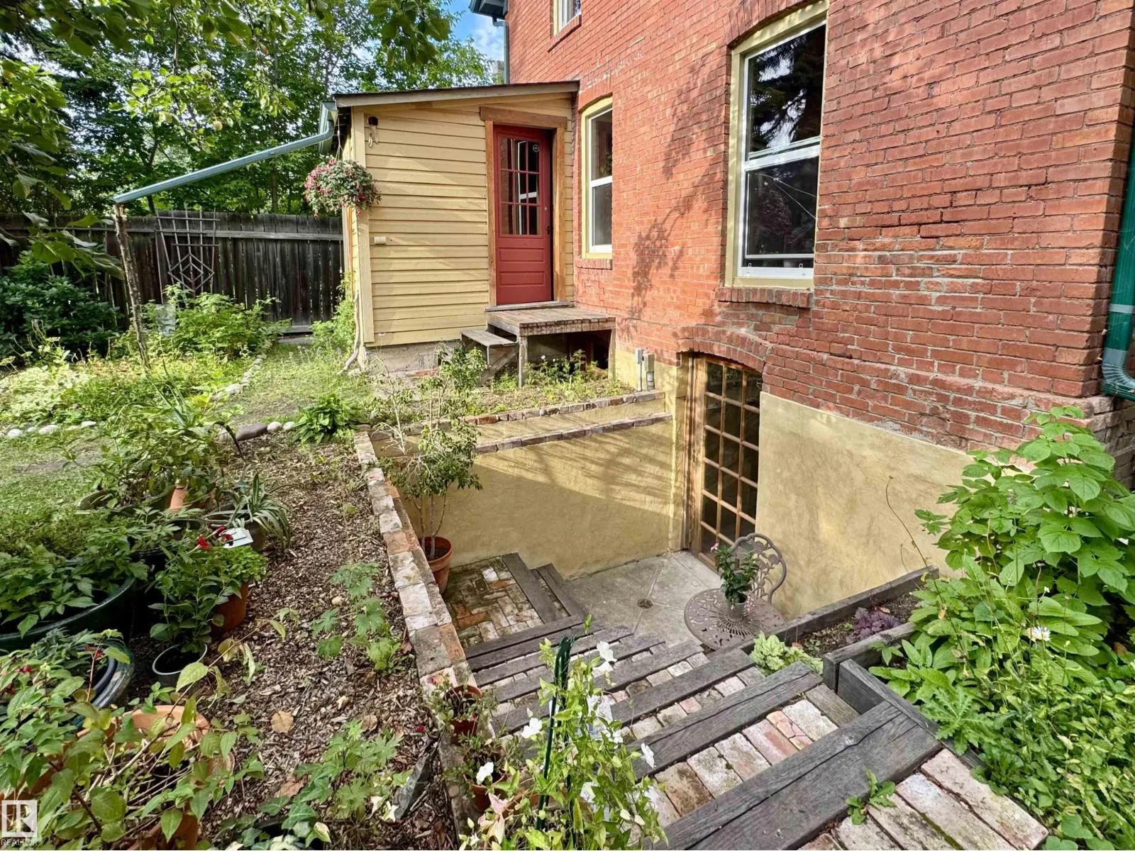 7024 105A ST NW