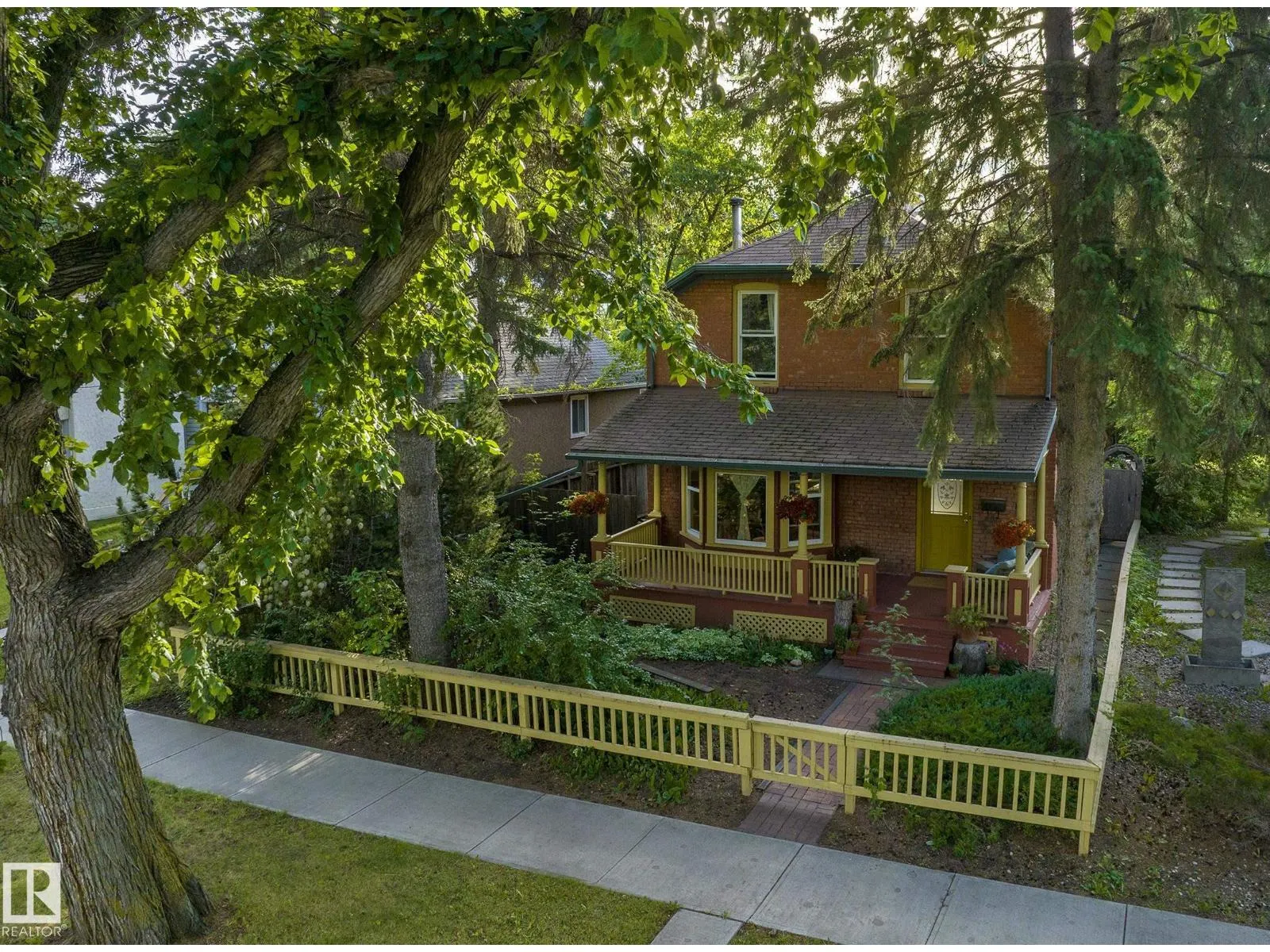 7024 105A ST NW