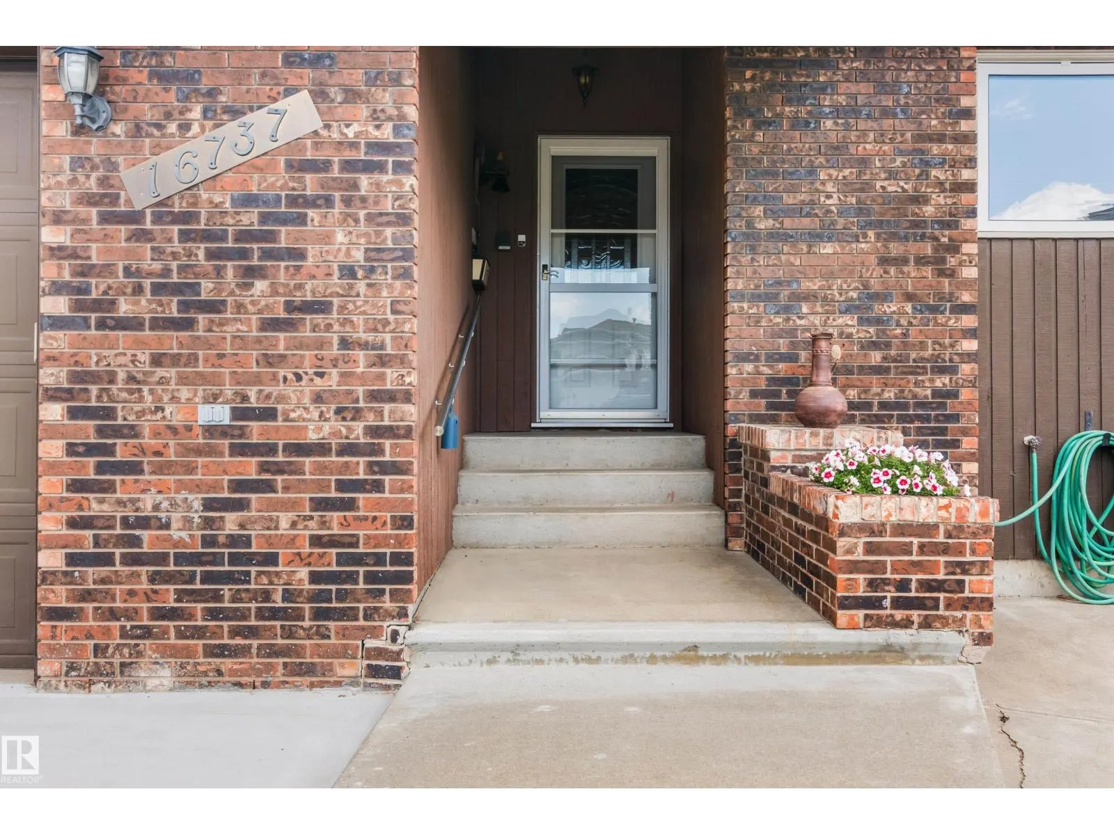 16737 110 ST NW