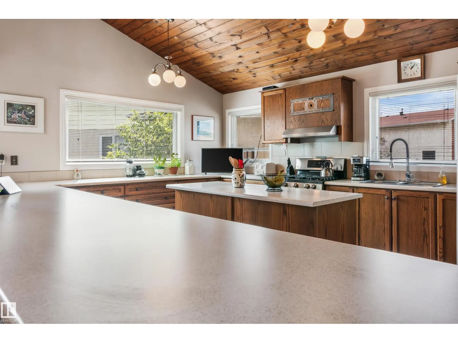 16737 110 ST NW