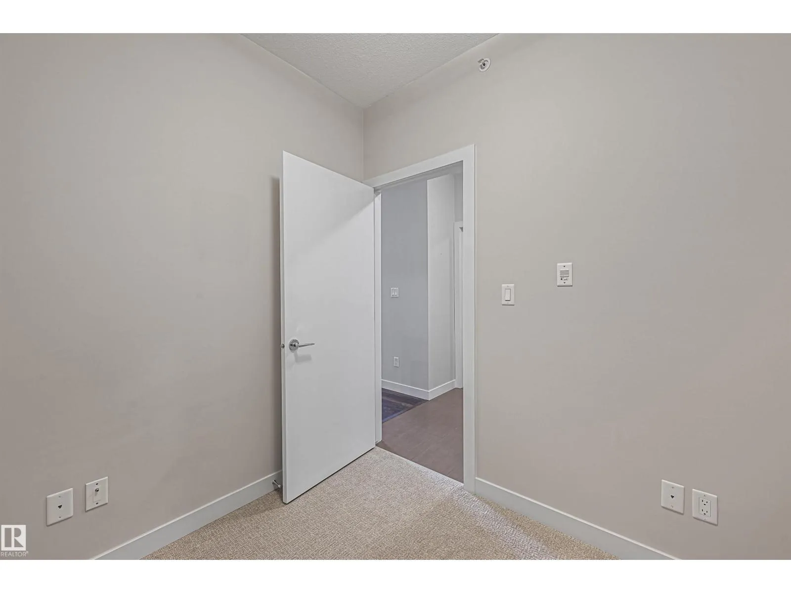 #403 10418 81 AV NW