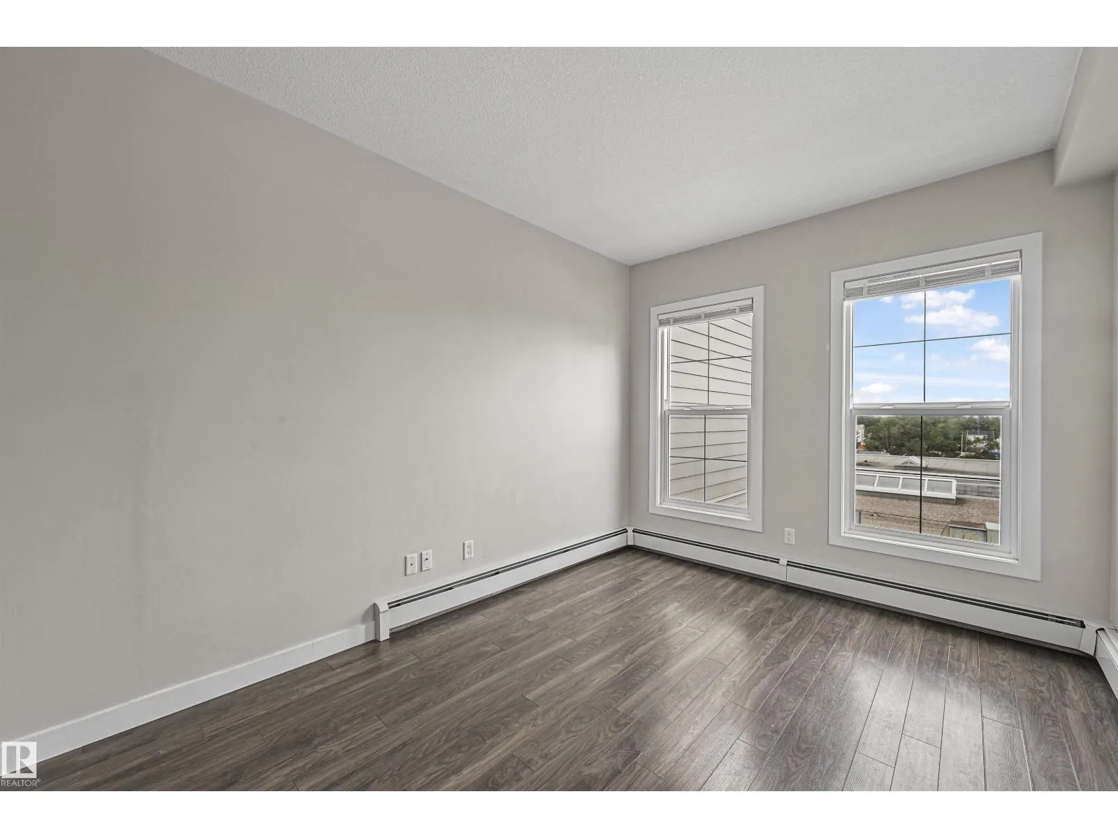 #403 10418 81 AV NW