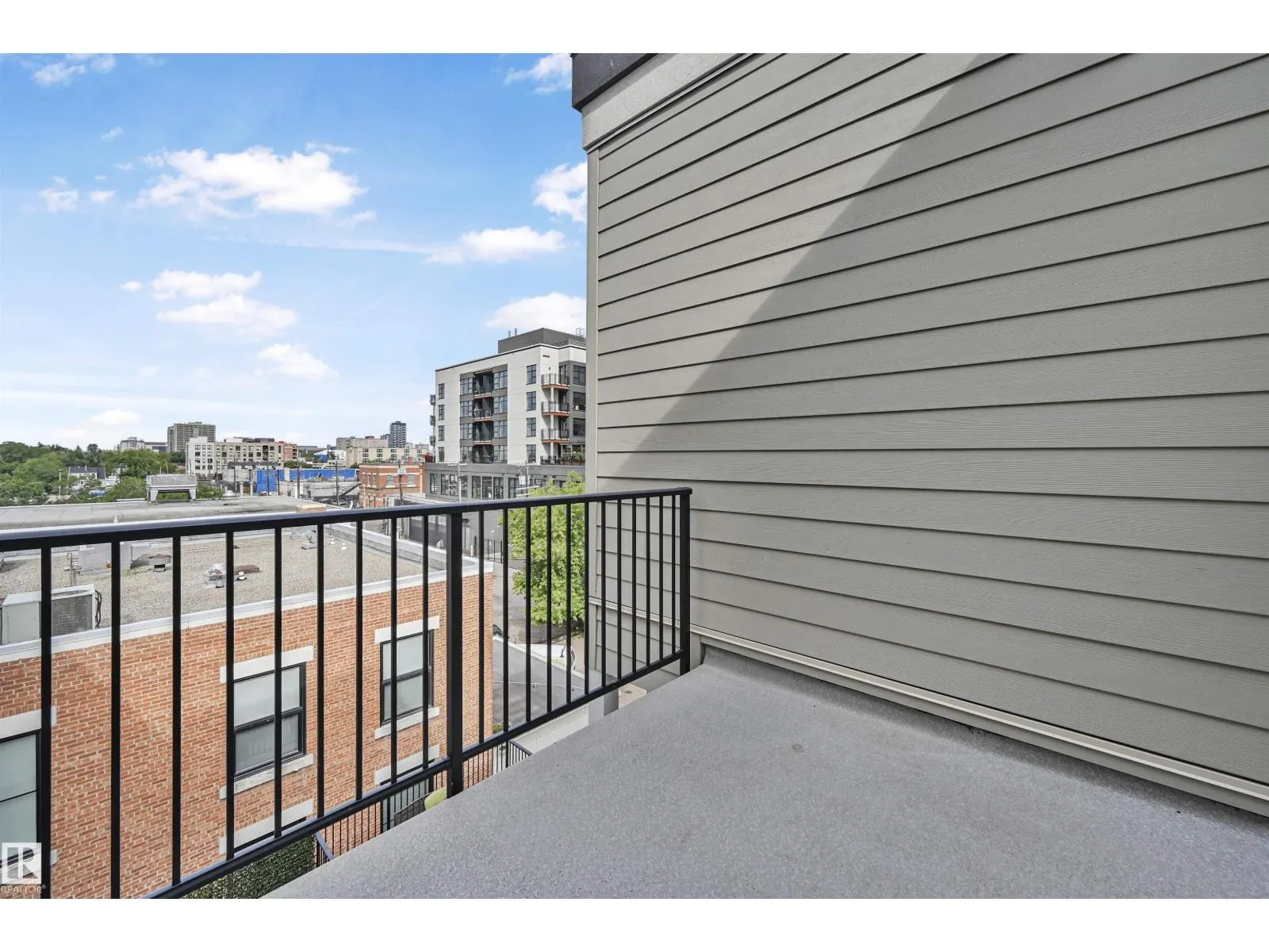 #403 10418 81 AV NW