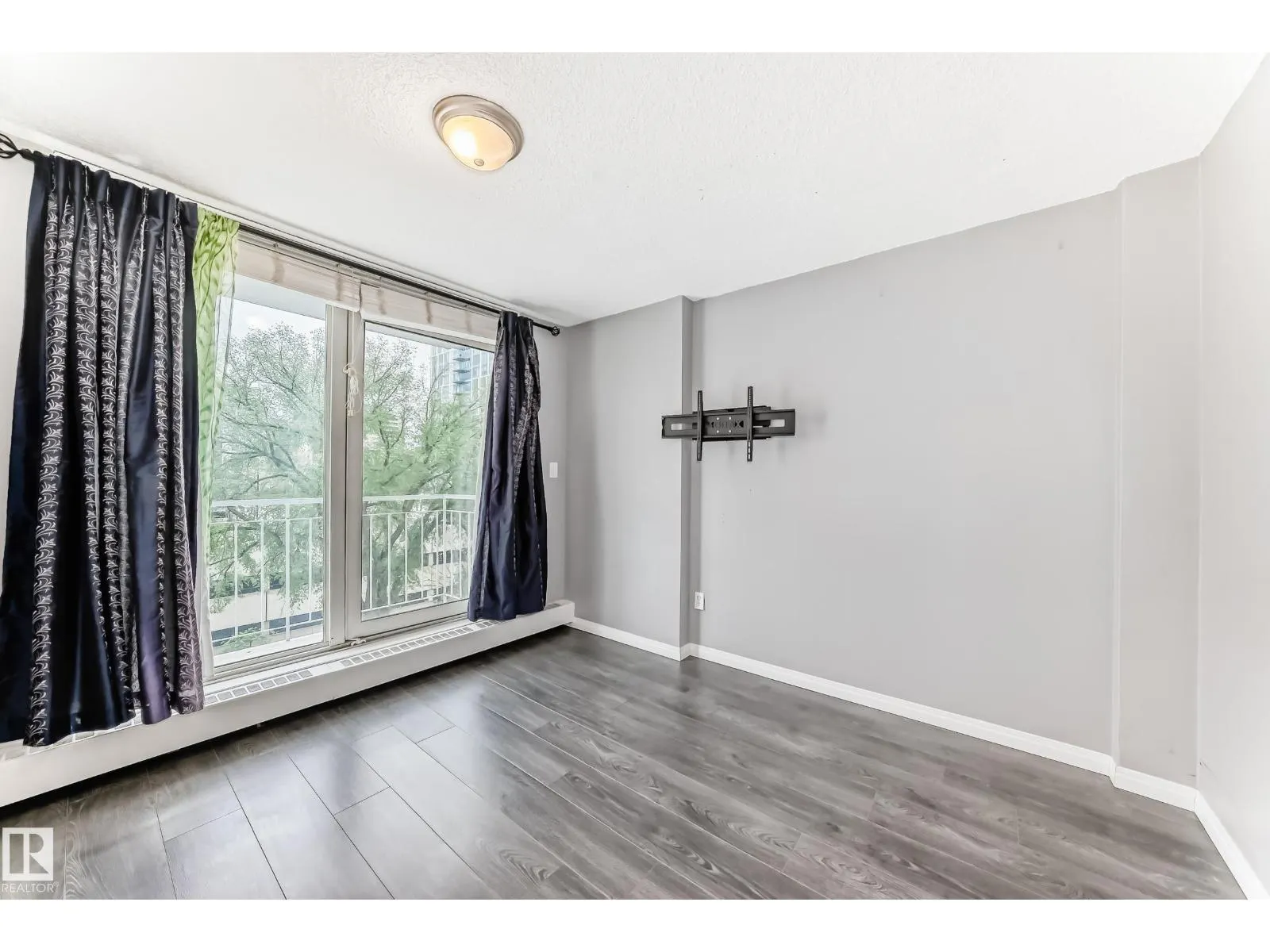 #504 9940 112 ST NW