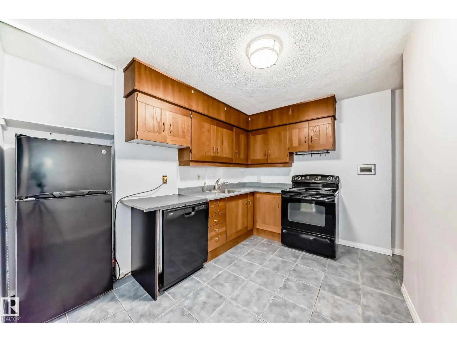 #504 9940 112 ST NW