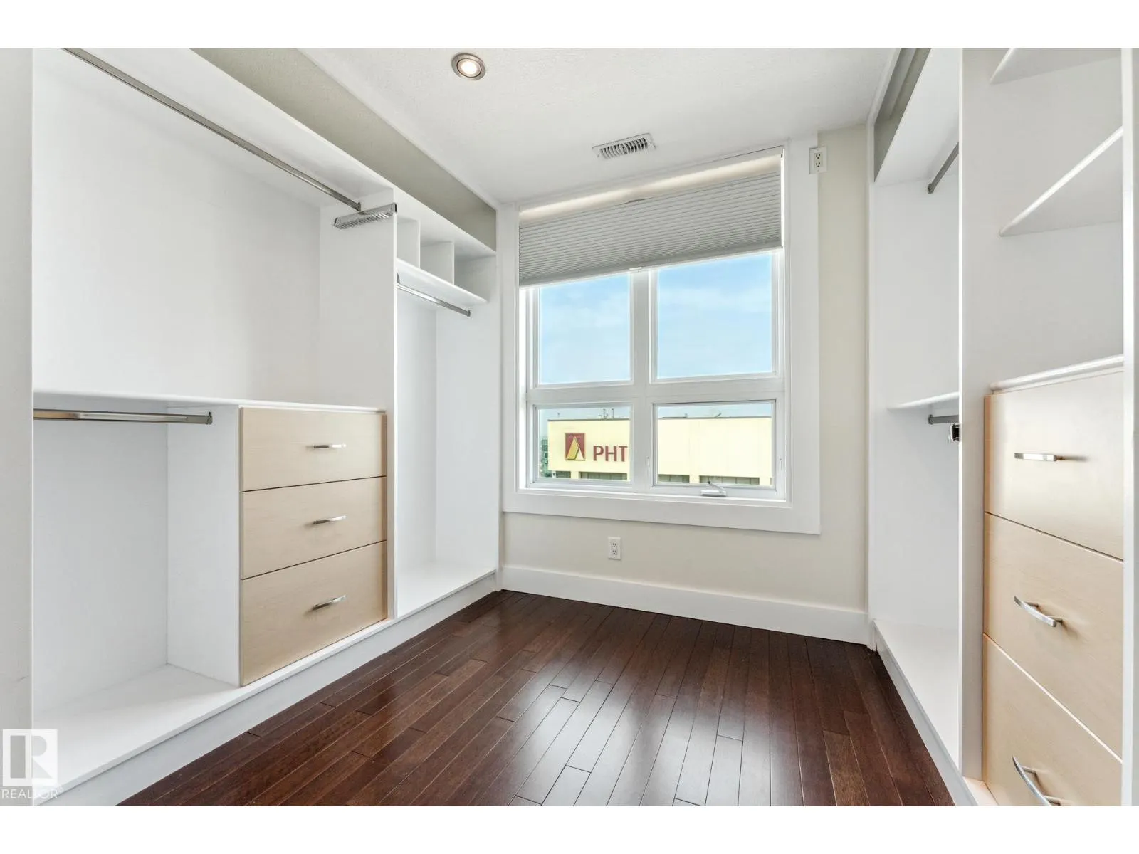 #PH04/1804 9939 109 ST NW