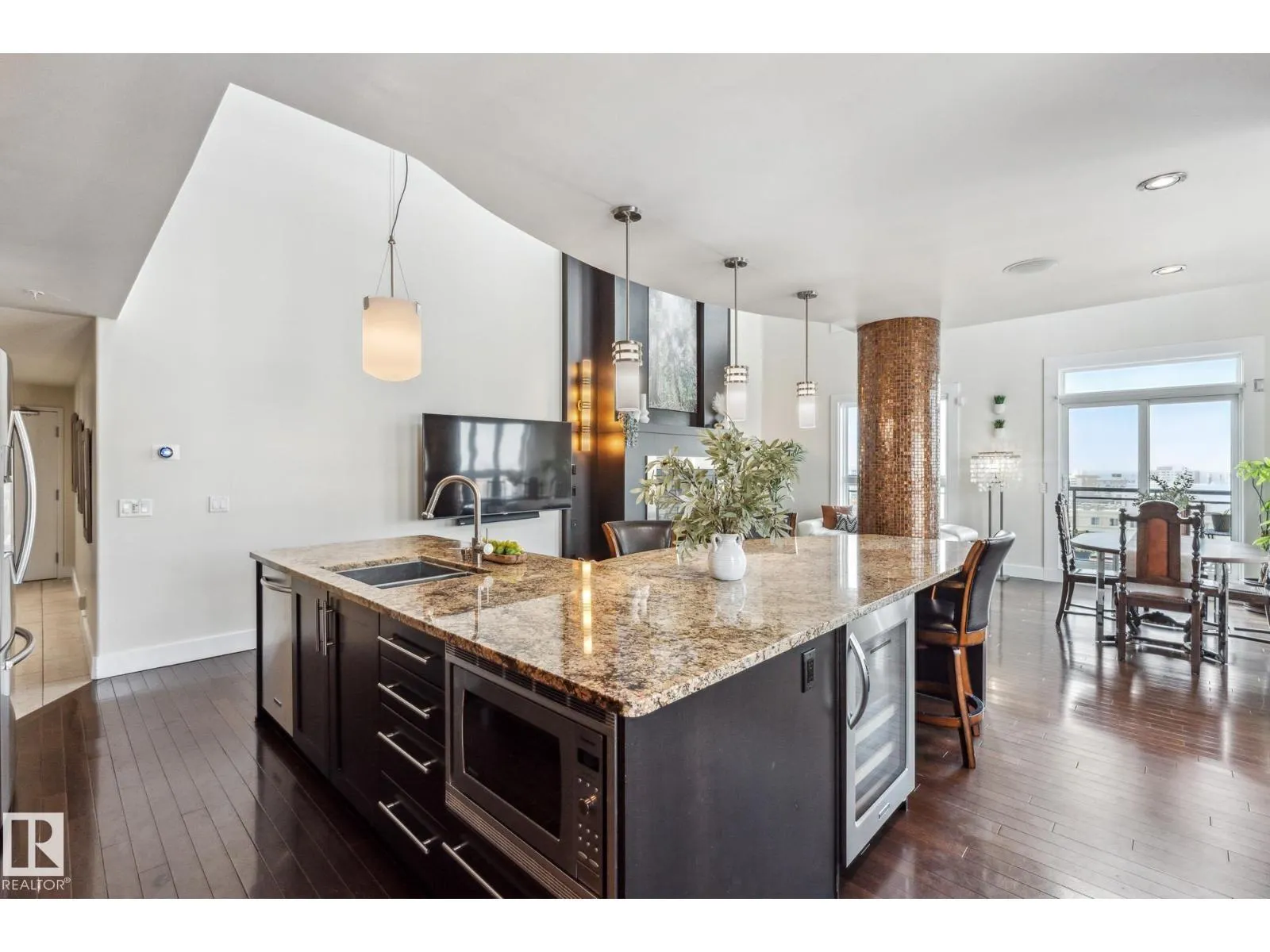 #PH04/1804 9939 109 ST NW